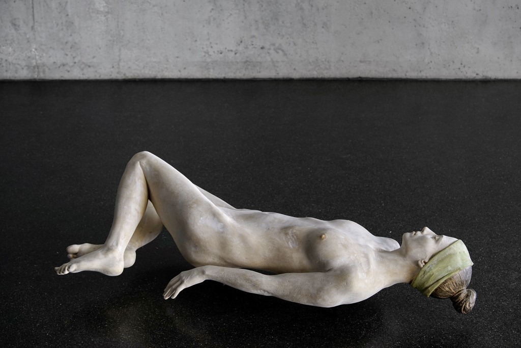 Bruno Walpoth, Nella neve vorrei stare, 2015, legno di tiglio, cm 135x69x38