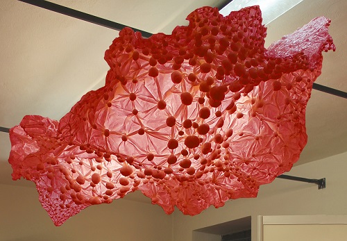 Johanna Wahl, Velo di Maya, 2014, tela plasmata, acrilico e resina, cm 330 x 130 x 40 dettaglio red. Courtesy dell’artista e Galleria Campari